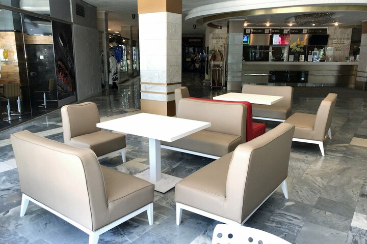 Lounge 45 of 49