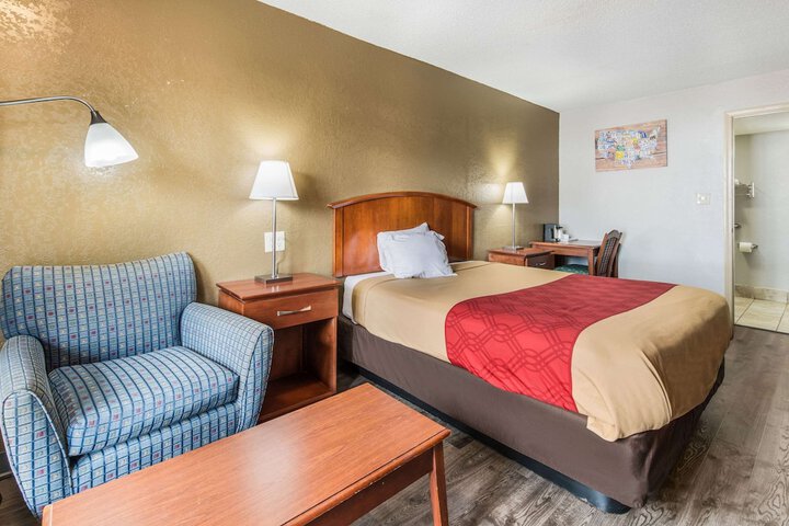 1 Queen Bed Accessible (10 of 10)