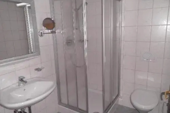Room 9 of 16