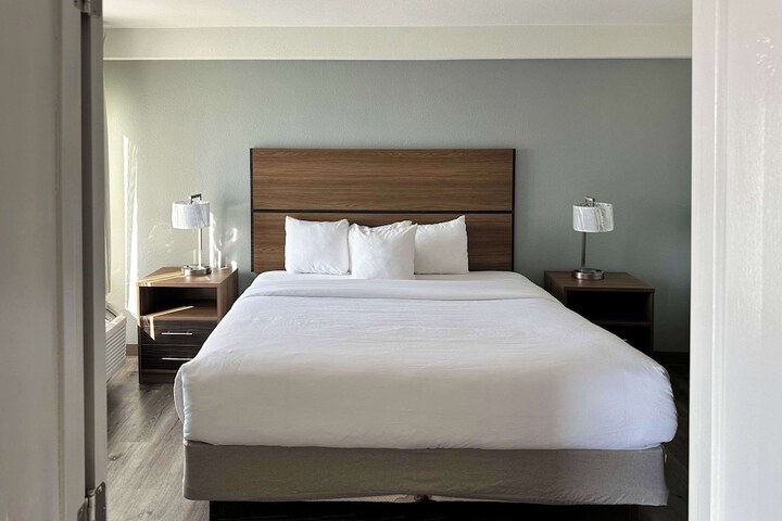 1 King Bed Suite (16 of 25)
