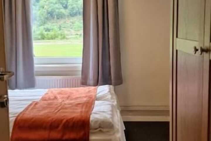 Room 4 of 27
