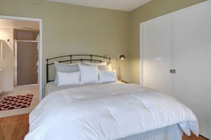 Room 6 of 16