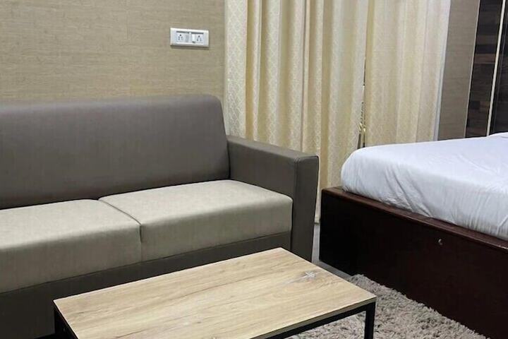 Room 5 of 10