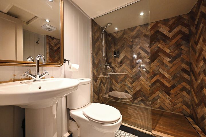 Room 16 of 25