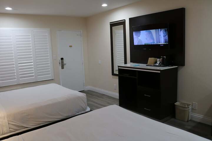 1 Queen Bed | Mob Accessible Roll in Shower Micfridg (14 of 25)
