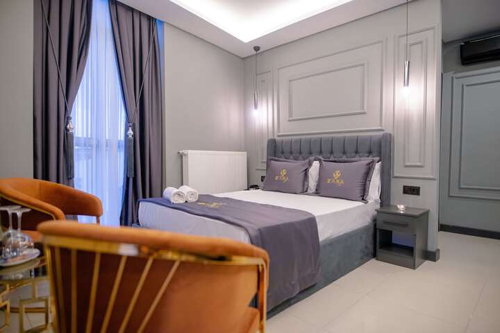 Room 10 of 28
