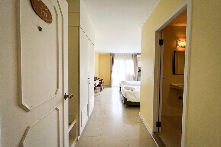 Room 4 of 8