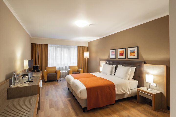 Room 34 of 122