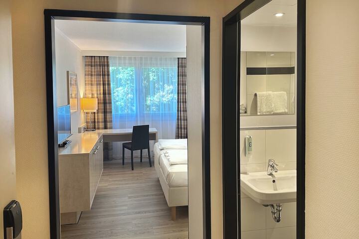 Room 10 of 77