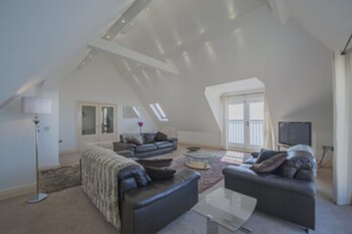 Room 6 of 15