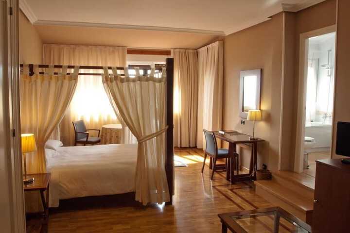 Room 4 of 37