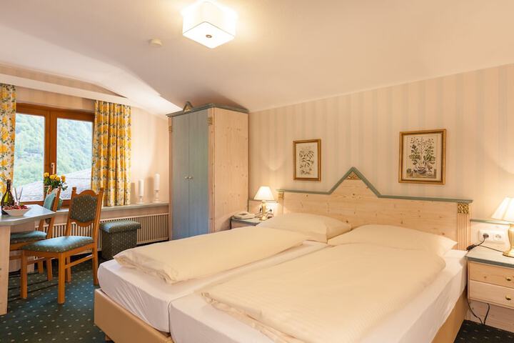 Room 3 of 98