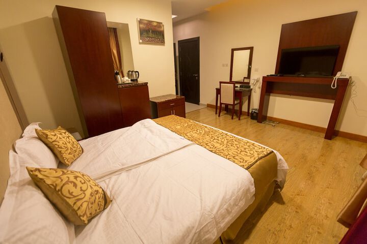 Room 13 of 37