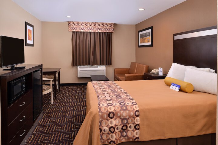 1 Queen Bed (2 of 7)