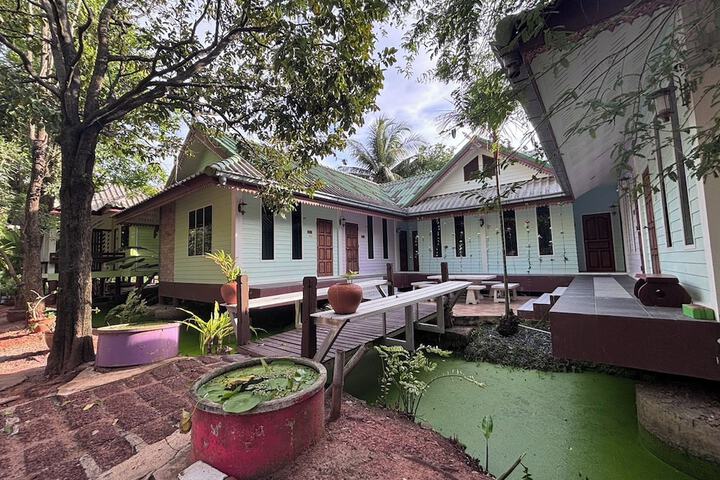 Aioun at Amphawa