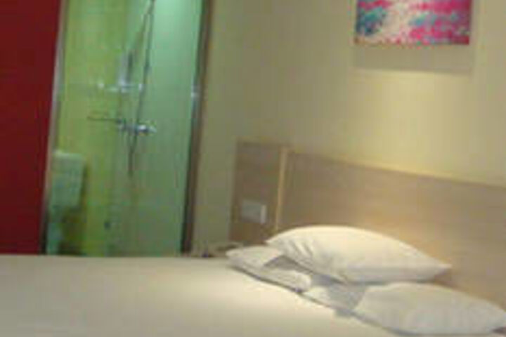 Room 33 of 61