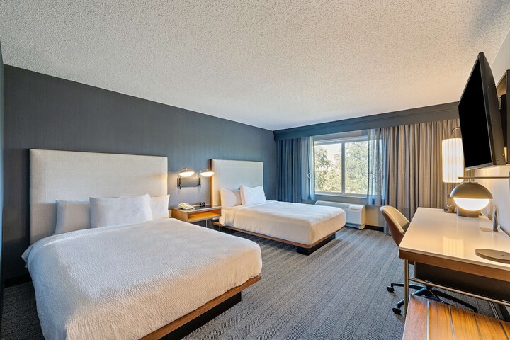 Mobility Accessible 2 Queen Beds with Bathtub (6 of 9)