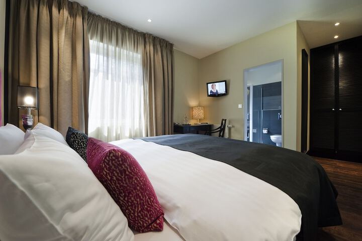 Room 4 of 9