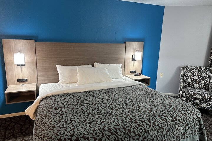 1 King Bed (2 of 6)