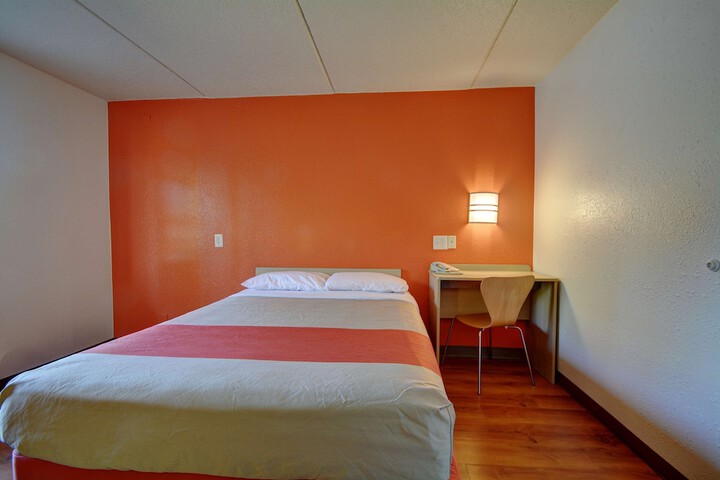 1 Queen Bed Micfridge (4 of 13)