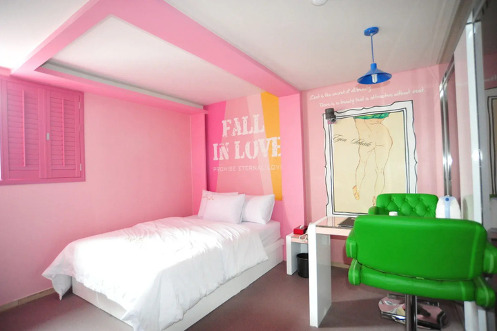 Room 4 of 10