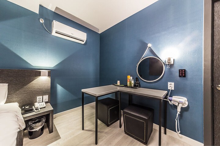 Room 11 of 21