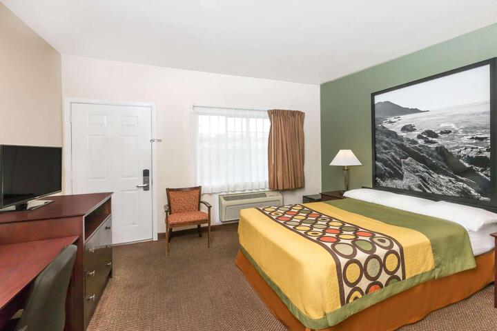 1 Queen Bed (16 of 18)