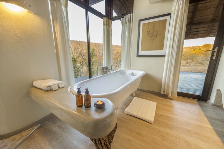 Deep soaking bathtub
