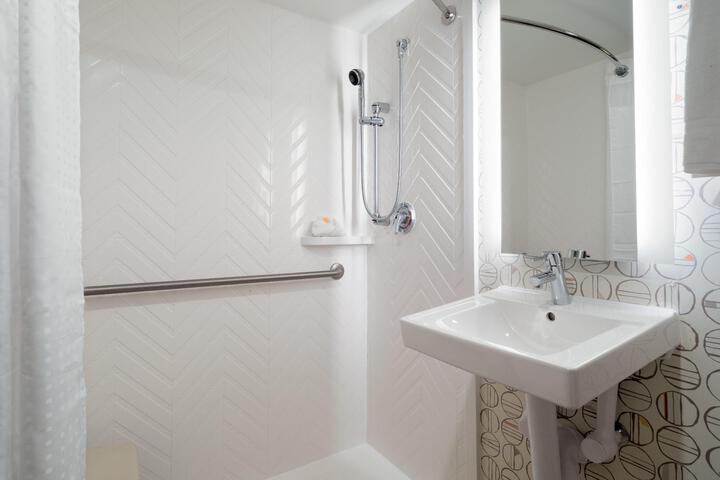 1 Cali King Bed Comm Mobility Accessible Tran Shower (10 of 14)