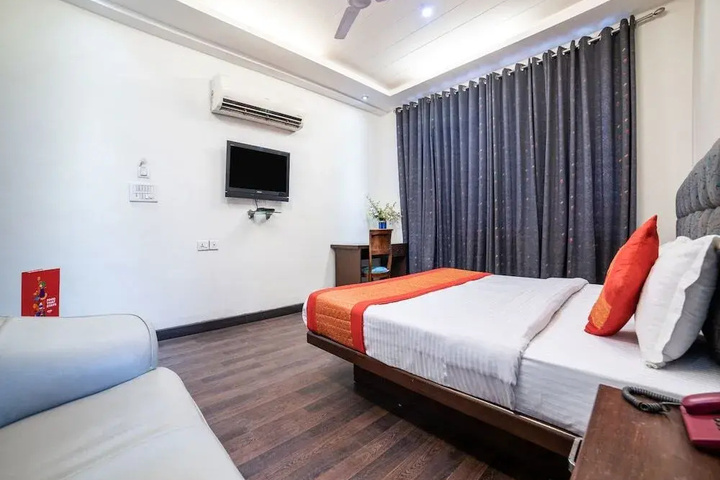 Room 5 of 13