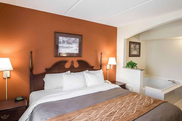 1 King Bed (5 of 13)