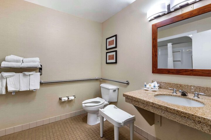 2 Queen Beds Business Room Accessible (3 of 13)