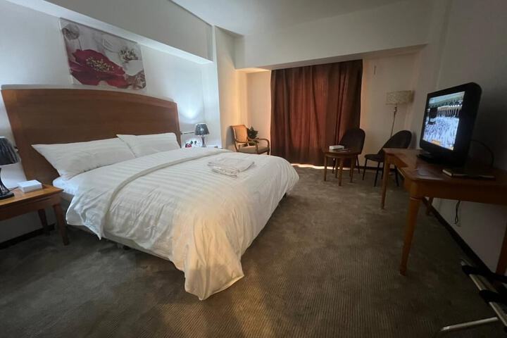Room 5 of 9