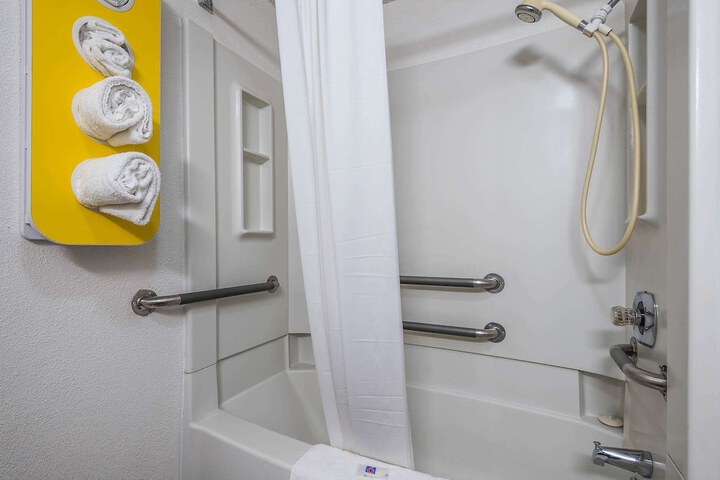 1 Queen Bed Mobility Accessible Tub (10 of 11)