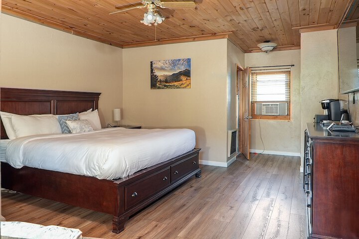 Room 12 of 100