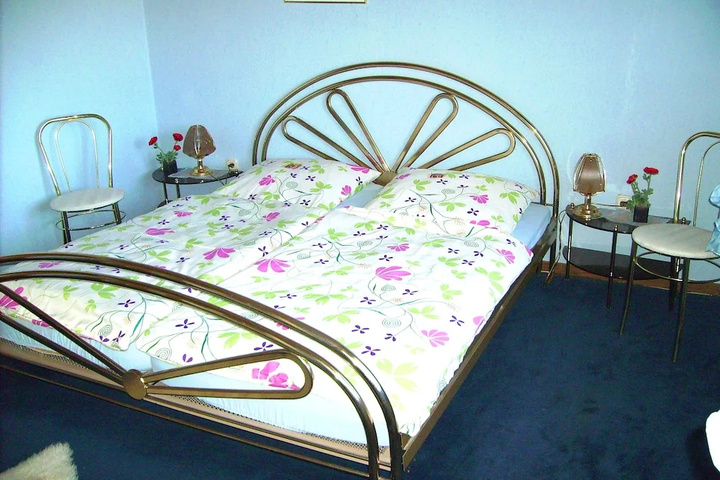 Room 5 of 12