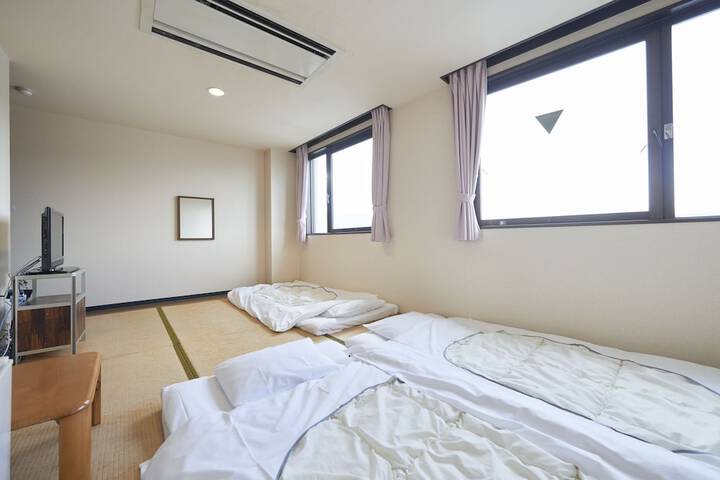 Room 17 of 33
