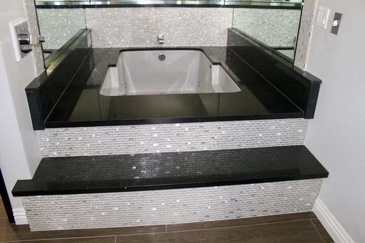 Deluxe Single Room 1 King Bed Jetted Tub (3 of 10)