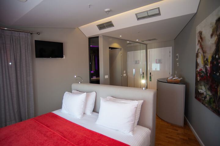 Room 51 of 253