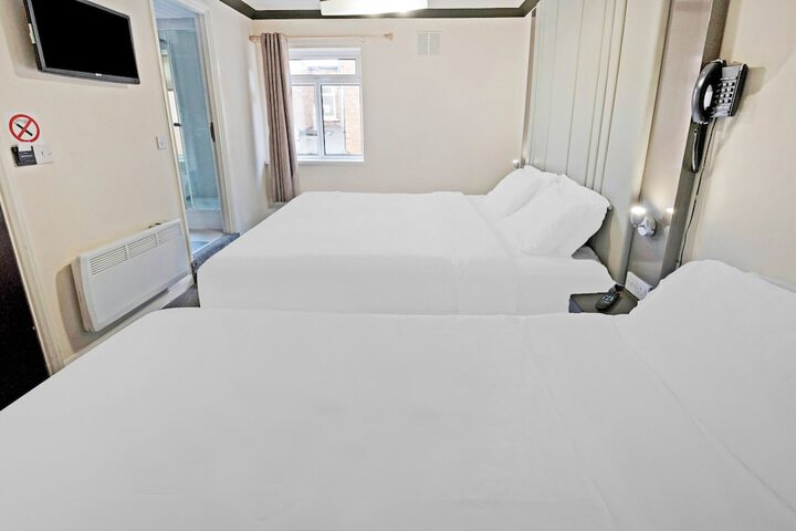 Room 27 of 83