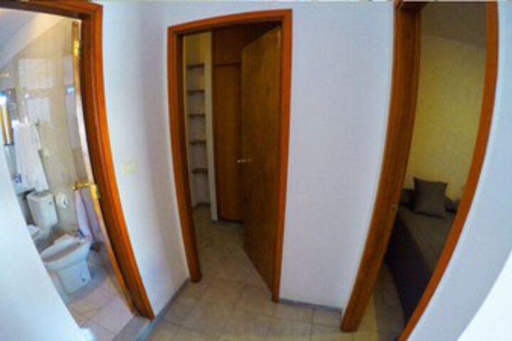 Room 10 of 18