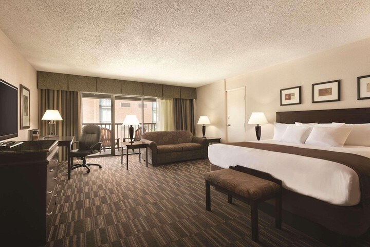 1 King Bed (8 of 9)