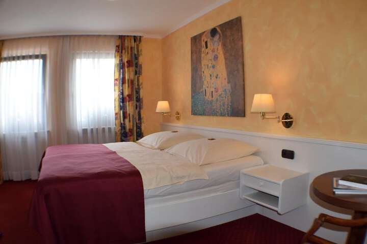 Room 10 of 43