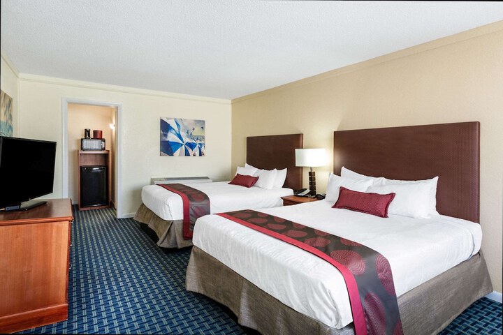 2 Queen Beds Mobility Accessible (2 of 37)
