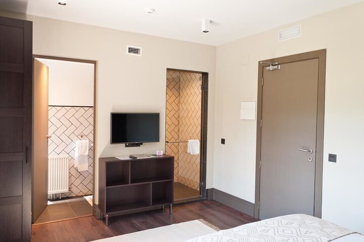 Room 33 of 40