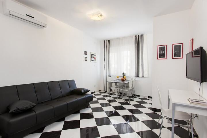 Room 4 of 180