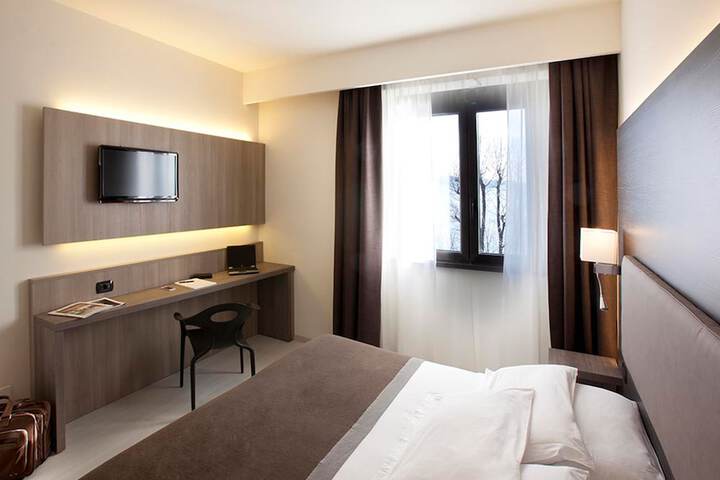 Room 9 of 34