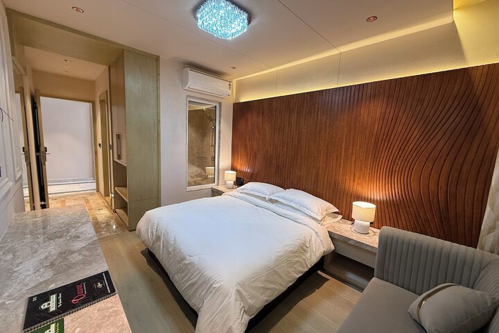 Room 30 of 143