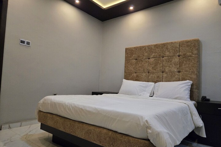 Room 10 of 32