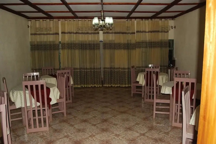 Dining 12 of 15